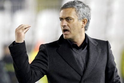 José Mourinho protesta una decisión del árbitro en el partido Racing-Madrid.
