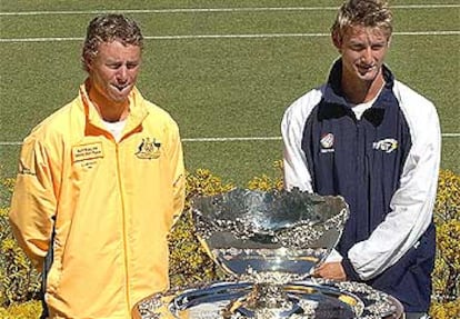 Hewitt (izqda.) y Ferrero posan con la Copa Davis tras conocerse los emparejamientos de la primera jornada.