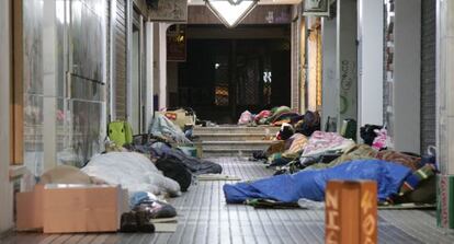 Un grupo de inmigrantes duerme en unos soportales del centro de Úbeda.