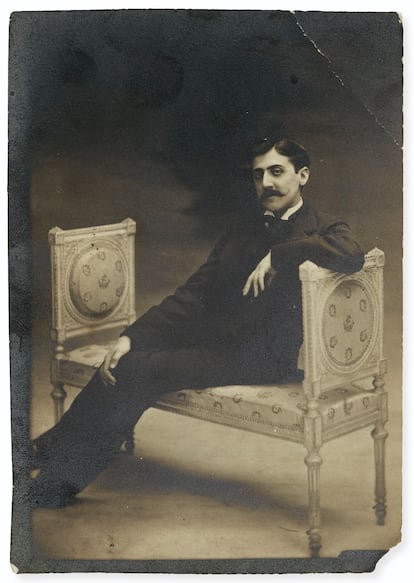 Marcel Proust en un retrato fotográfico de una colección privada.