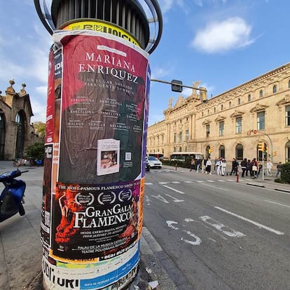 Una imagen de uno de los carteles promocionales de la gira de Mariana Enriquez, que se asemeja al cartel de un 'tour' musical.