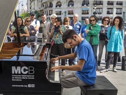 Uno de los siete pianos instalados en las calles de Valencia.