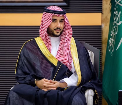 El nuevo ministro de Defensa saudí, el príncipe Khalid Bin Salmán, este martes en una reunión en la sede del ministerio que ahora lidera.