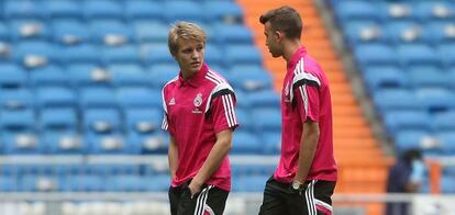 Odegaard, en el Bernabéu, antes del duelo contra el Almería.