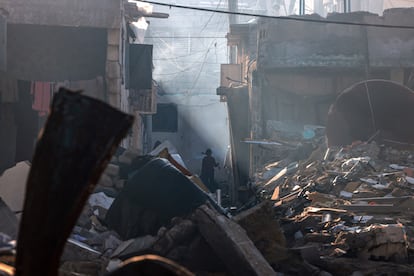 Un hombre inspecciona los escombros de viviendas destruidas en Rafah, al sur de la Franja, por los ataques israelíes. 