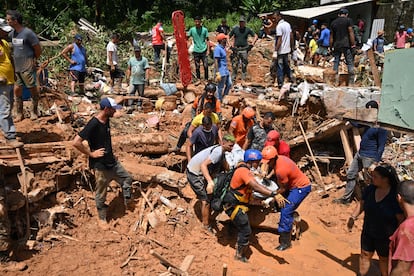 Personal de rescate transporta el cuerpo de una víctima después de la inundación en São Sebastião, en el Estado de São Paulo (Brasil), este martes.