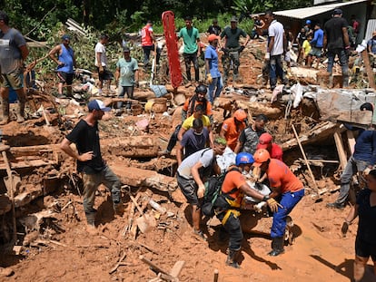 Personal de rescate transporta el cuerpo de una víctima después de la inundación en São Sebastião, en el Estado de São Paulo (Brasil), este martes.