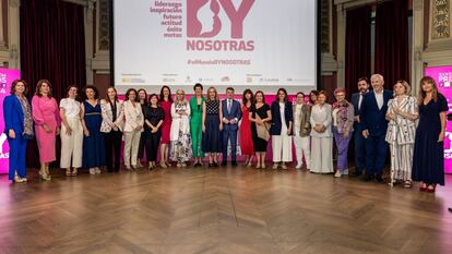 Las premiadas de los reconocimientos Fedepe de 2024, junto a la ministra de Inclusión, Elma Saiz, la presidenta del Consejo de Estado, Carmen Calvo,  la directora del Instituto de las Mujeres y el jurado y la directiva de la Federación, en el Ateneo de Madrid, el 26 de junio de 2024.