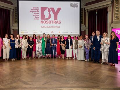 Las premiadas de los reconocimientos Fedepe de 2024, junto a la ministra de Inclusión, Elma Saiz, la presidenta del Consejo de Estado, Carmen Calvo,  la directora del Instituto de las Mujeres y el jurado y la directiva de la Federación, en el Ateneo de Madrid, el 26 de junio de 2024.