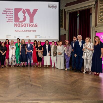 Las premiadas de los reconocimientos Fedepe de 2024, junto a la ministra de Inclusión, Elma Saiz, la presidenta del Consejo de Estado, Carmen Calvo,  la directora del Instituto de las Mujeres y el jurado y la directiva de la Federación, en el Ateneo de Madrid, el 26 de junio de 2024.