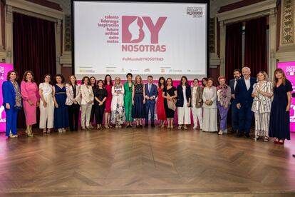 Las premiadas de los reconocimientos Fedepe de 2024, junto a la ministra de Inclusión, Elma Saiz, la presidenta del Consejo de Estado, Carmen Calvo,  la directora del Instituto de las Mujeres y el jurado y la directiva de la Federación, en el Ateneo de Madrid, el 26 de junio de 2024.