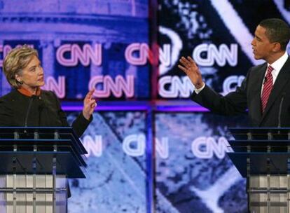 Barack Obama y Hillary Clinton, aspirantes a la candidatura demócrata a la Presidencia de EE UU, durante su debate de ayer.