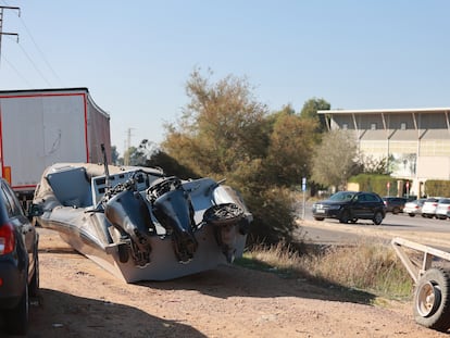 Una narcolancha, un tráiler y varios todoterrenos de alta gama decomisados a los narcos se encuentran en completo abandono frente a las puertas del colegio de Fomento Tabladilla en Dos Hermanas (Sevilla).