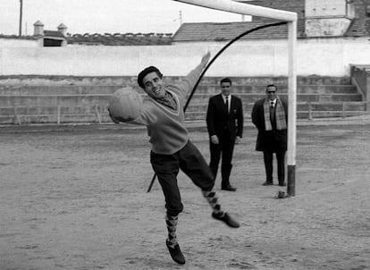 Federico Martín Bahamontes disfruta de su afición al fútbol, en un encuentro amistoso en el Estadio del Club Deportivo Toledo, con sus compañeros de Peña Ciclista, el año 1963.