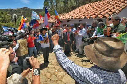 El presidente Evo Morales (c) en la localidad de La Higuera (Bolivia) el 8 de octubre de 2017, donde realizó una ofrenda floral para el guerrillero Ernesto 'Che' Guevara, que fue ejecutado en ese lugar el 9 de octubre de 1967. El presidente de Bolivia afirmó que su país sería "totalmente diferente" si el guerrillero argentino cubano no hubiera muerto.  