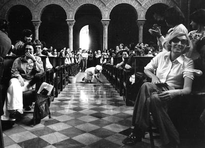 Jornadas Catalanas de la Mujer, en la sala del Paraninfo de la universidad de Barcelona 1976. La escena de la mujer fregando perteneca a una performance del grupo Las Niakas.