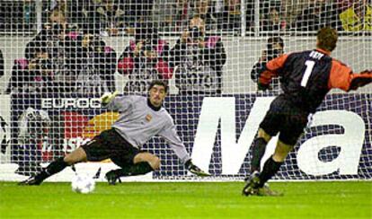 El portero del Bayer Leverkusen, Butt, lanza un penalti, que falló, a Bonano.
