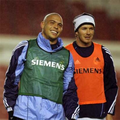 Ronaldo y Beckham sonríen durante el entrenamiento de ayer en Highbury.