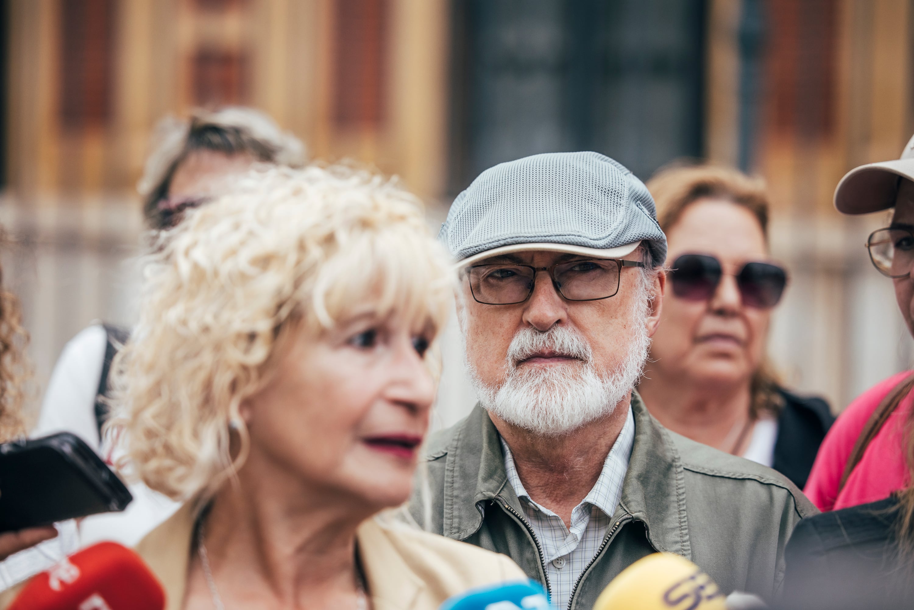 La presidenta de Amama, Ángeles Claverol y Sebastián Martín Recio, portavoz de Mareas Blancas de Andalucía, este martes frente a la Presidencia de la Junta.