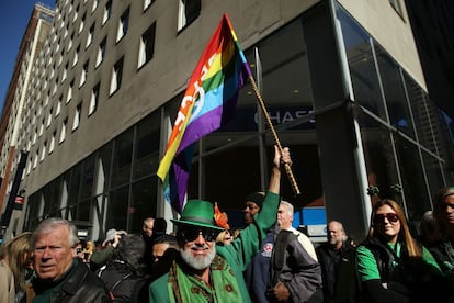 Un hombre con una bandera gay en el desfile en Nueva York.