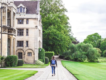 Una alumna camina en los terrenos del King's College, en la Universidad de Cambridge (Reino Unido).