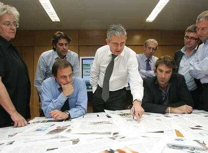 El director, Javier Moreno, y su adjunto, Vicente Jiménez, con el equipo creado para impulsar el nuevo proyecto. De izquierda a derecha: Soledad Gallego-Díaz, Vicente Jiménez, Jan Martínez Ahrens, Javier Moreno, José Manuel Calvo, Pablo Guimón, Mario Tascón y Enric González.