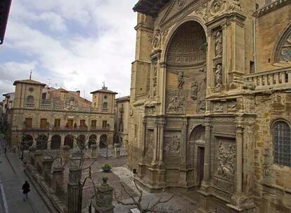 Fachada de la iglesia de Santa María de Viana.