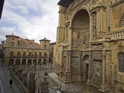 Fachada de la iglesia de Santa María de Viana.