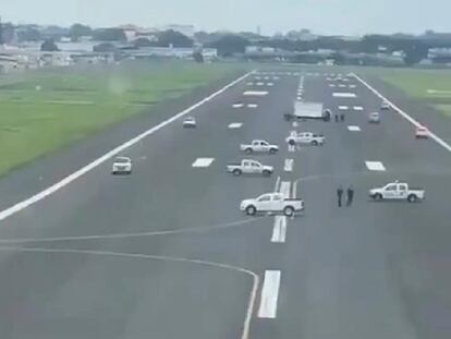 Imagen del bloqueo de la pista de aterrizaje del aeropuerto de Guayaquil.