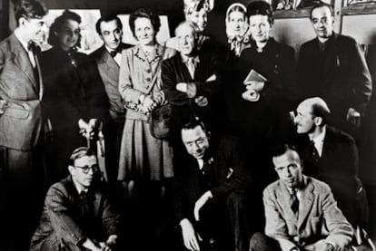 Jacques Lacan, Cécile Éluard, Pierre Reverdy, Louise Leiris, Zanie Campan, Pablo Picasso, Valentine Hugo, Simone de Beauvoir, Jean-Paul Sartre, Albert Camus, Michel Leiris, Jean Aubier y Brassaï, fotografiados por este en 1944.