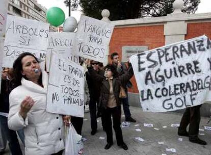 Vecinos del barrio de Chamberí protestan durante la presentación del centro de ocio en el parque de Santander.