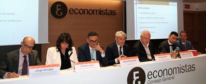 De izquierda a derecha: Jorge Onrubia, investigador asociado de la Fundación de Estudios de Economía Aplicada (FEDEA); Carmen Jover, vocal del Consejo Directivo del REAF; Jesús Sanmartín, presidente del REAF; Valentín Pich, presidente del Consejo General de Economistas; Ángel de la Fuente, director ejecutivo de la Fundación de Estudios de Economía Aplicada (FEDEA); Luis del Amo, secretario técnico del REAF; y Rubén Gimeno, director del Servicio de Estudios del REAF.