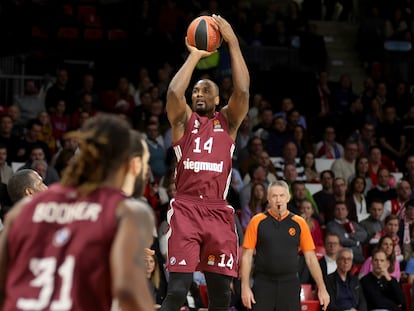 Ibaka lanza a canasta con el Bayern ante la Virtus en la Euroliga.