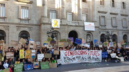 Manifestants del moviment #FridaysforFuture es concentren a la plaça Sant Jaume de Barcelona.