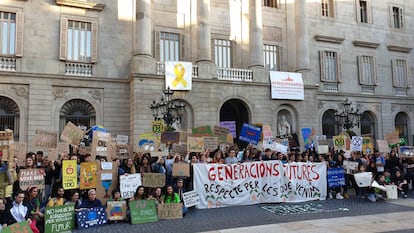 Manifestantes del movimiento #FridaysforFuture se concentran en la plaza Sant Jaume de Barcelona.