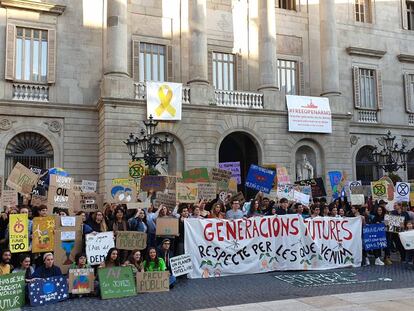 Manifestantes del movimiento #FridaysforFuture se concentran en la plaza Sant Jaume de Barcelona.