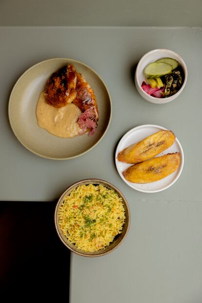Plato de Adejoké Bakare de muslo de gallina pintada a la brasa, con cebolla caramelizada, salsa de limón y especia de yaji. Guarnición de arroz de jazmín, plátano y verduras.