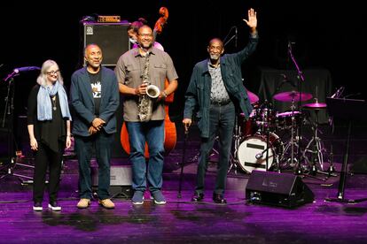 Ron Carter (derecha), junto con la pianista Renee Rosnes, el saxofonista Jimmy Greene (con su instrumento) y el baterista Payton Crossley, después del concierto en Getxo.