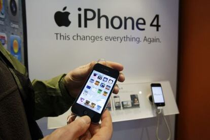 iPhone 4: El cuarto ‘smartphone’ de Apple, presentado el 24 de junio de 2010, es más cuadrado que las versiones anteriores y tiene una carcasa de cristal. Por primera vez, Apple incorpora la cámara frontal y la cámara posterior pasa a tener 5 megapíxeles, flash led y permite grabar vídeos en HD. Su pantalla mide lo mismo que las de los modelos previos —3,5 pulgadas— pero su resolución es mejor —960 x 640 píxeles frente a 480 x 320 píxeles—. La memoria RAM se amplía hasta 512 MB y esta versión incluye FaceTime, aplicación de telefonía con video. En sus primeros meses a la venta, el iPhone 4 planteó problemas de recepción de cobertura y Apple regaló fundas especiales que corregían el fallo a los clientes afectados. 