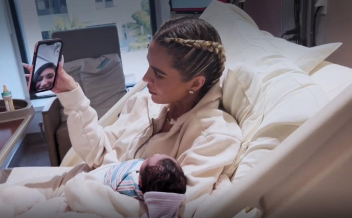 Khloé Kardashian en una cama de hospital junto a su hijo, nacido por vientre de alquiler, en un momento del reality 'Las Kardashians', en 2022.