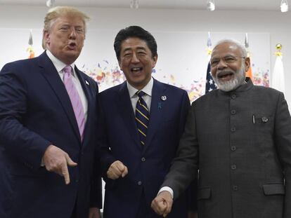 El presidente Donald Trump ríe junto a los primeros ministros de Japón, Shinzo Abe, e India, Narendra Modi.