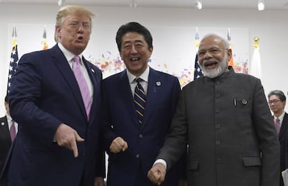 El presidente Donald Trump ríe junto a los primeros ministros de Japón, Shinzo Abe, e India, Narendra Modi.