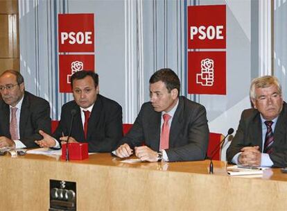 Tomás Gómez, Ángel Viveros, Manuel Robles y Pedro Castro, durante la rueda de prensa que han ofrecido para apoyar la gestión municipal en Coslada.