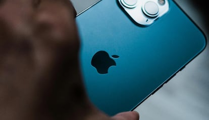 Trasera de un iPhone de Apple con el logo de la compañía