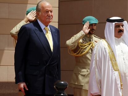 El rey Juan Carlos I y el monarca de Bahréin, Hamad bin Isa Al-Khalifa, revisan la guardia de honor en el Palacio Gudabia en Manama durante una visita en 2014.