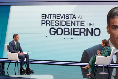 El presidente del Gobierno Pedro Sánchez, acompañado por la periodista Pepa Bueno, durante la entrevista a RTVE, este lunes en Madrid