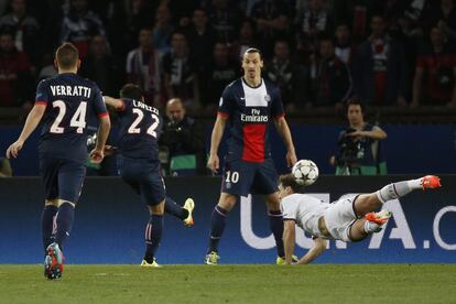 El delantero argentino del Paris Saint Germain, Ezequiel Lavezzi (2i) marca el 1-0 durante el partido de ida de la Liga de Campeones ante el Chelsea disputado en el estadio Parque de los Príncipes en París, Francia hoy 2 de abirl de 2014.