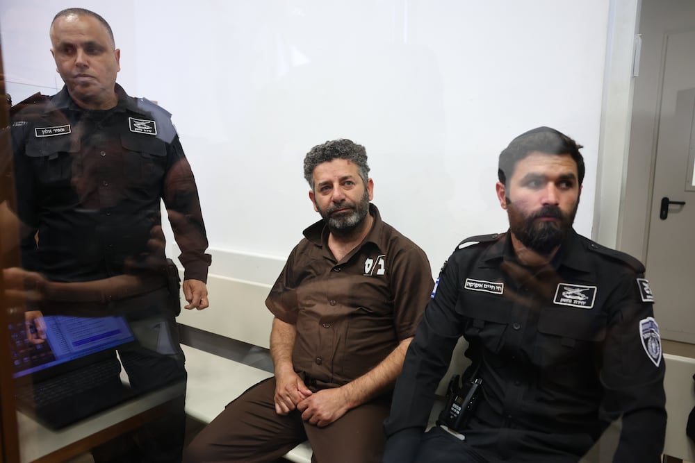 Ashkelon (Israel), 03/05/2026.- Saif Abu Keshek (C), a member of the Global Sumud Flotilla, arrives to attend his trial for a remand extension at the Ashkelon Magistrate's Court in Ashkelon, Israel, 03 May 2026. Abu Keshek along with Thiago Avila were arrested on 02 May off the island of Crete, according to the organization. According to the Israeli Ministry of Foreign Affairs, Abu Keshek is suspected of affiliation with a terrorist organization, and Avila of illegal activity. (Terrorista) EFE/EPA/ABIR SULTAN
