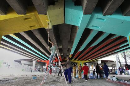 Con un mono atado a la cintura y un refresco entre manos para reponer fuerzas, Juan López, de la fundación especializada en gestión cultural Basurama, observaba el mural casi finalizado. “Todo el barrio se ha involucrado; asociaciones, industrias, talleres… Esta zona era rechazada por todo el mundo y a partir de ahora será algo totalmente diferente”, señala. A continuación, el suelo se cementará para hacer de esta zona un espacio apto para utilizarlo con diversos fines.