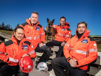 Desde la izquierda, Ester Armela, Raúl Loro, Juan Carlos Galán y Fernando Granizo, junto a la perra de rescate 'Uma', miembros del equipo Ericam en la sede de la organización en Las Rozas (Madrid).